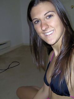 Amateur MILF in her sexy bikini